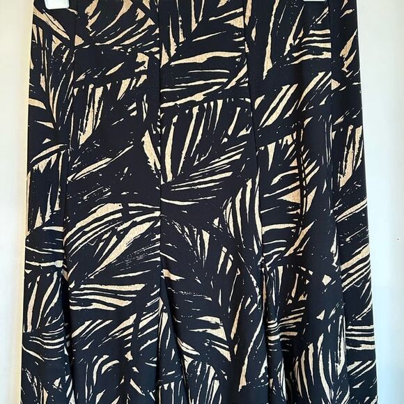 🌼5for $25🌼 Chaps flowy knee high skirt. Size Medium. Used. - Picture 3 of 5